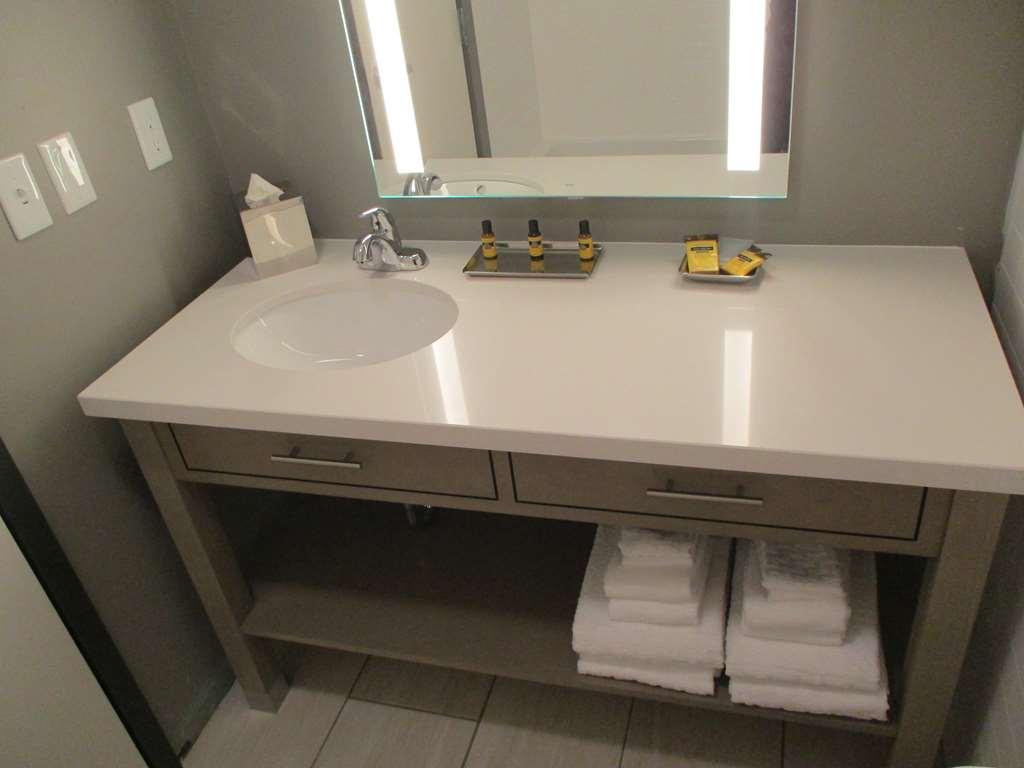 Best Western Plus Executive Residency Waterloo & Cedar Falls Room photo