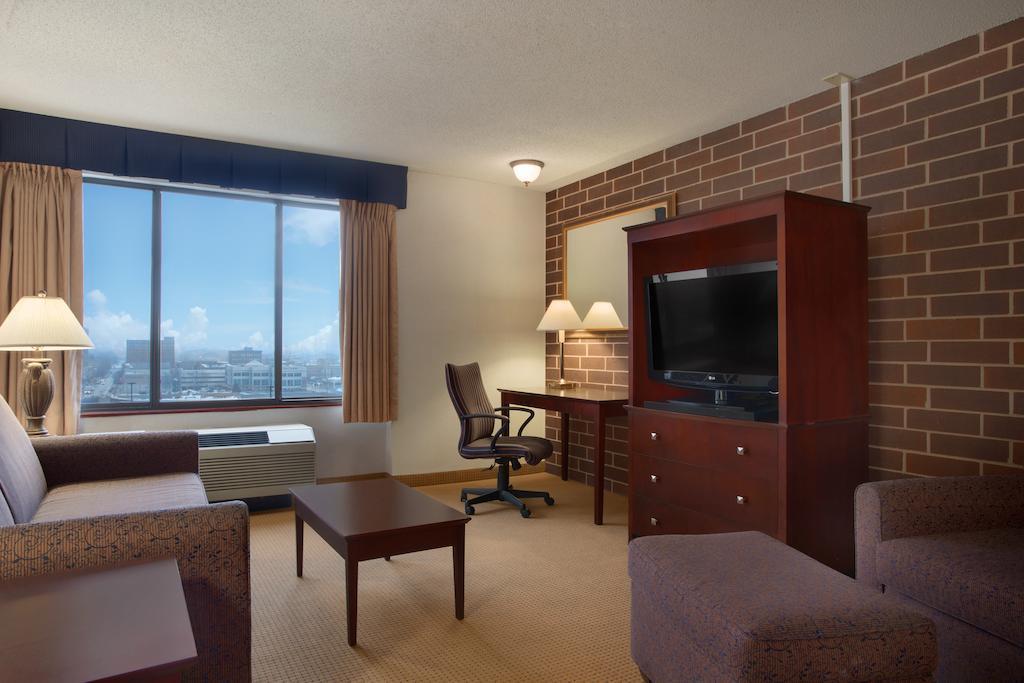 Best Western Plus Executive Residency Waterloo & Cedar Falls Exterior photo